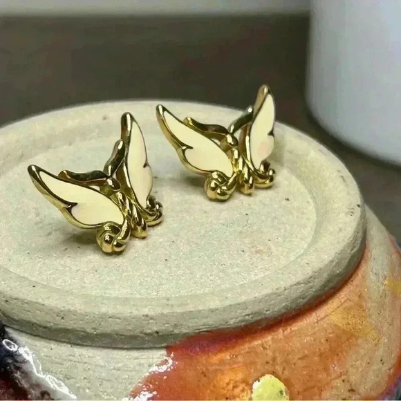 Vintage Trifari Gold Tone Beige Enamel Butterfly Stud Earrings - Picture 2 of 4